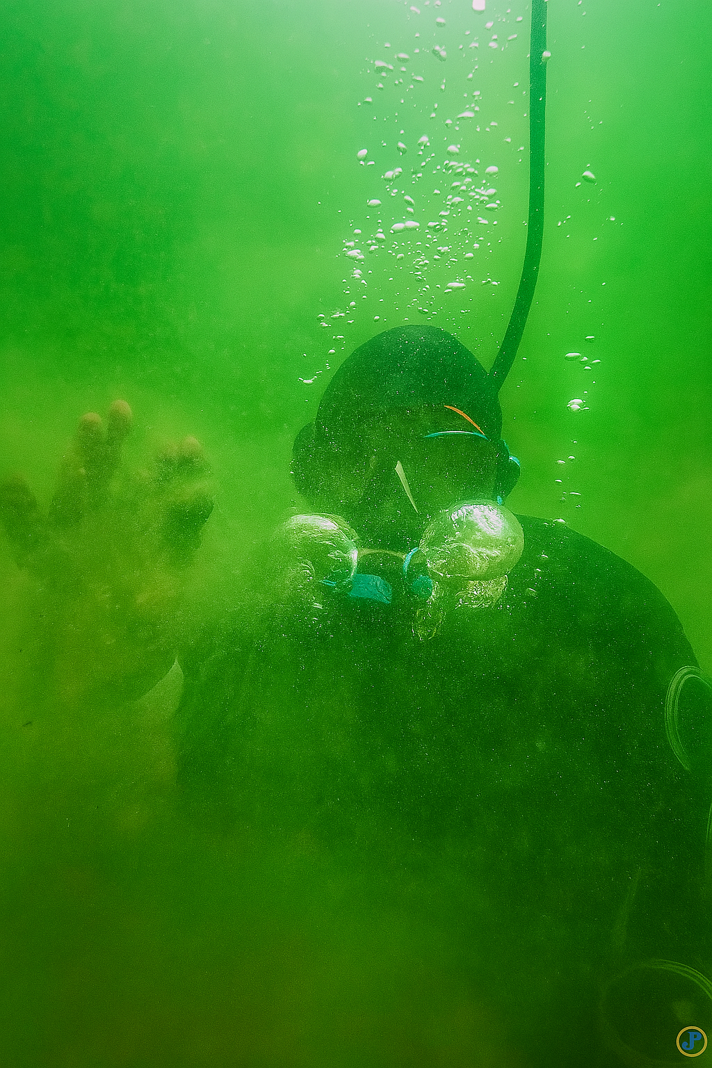 Aki Korhonen sukeltamassa kultaketjua